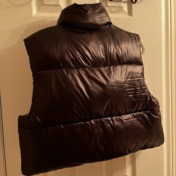 Invertible Garage puffer vest 🤎🖤 - Picture 4 of 7